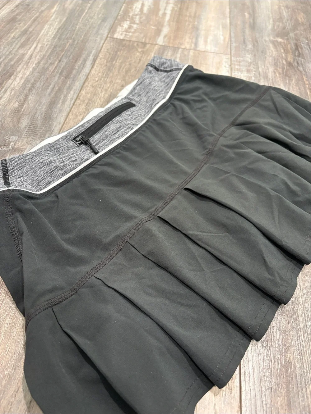LULULEMON Black & Gray Ruffle Skirt Size 6